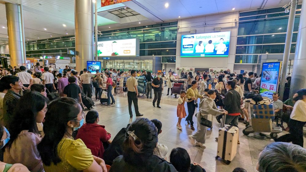 Sân bay Tân Sơn Nhất chật kín người đón người thân từ nước ngoài về quê ăn Tết