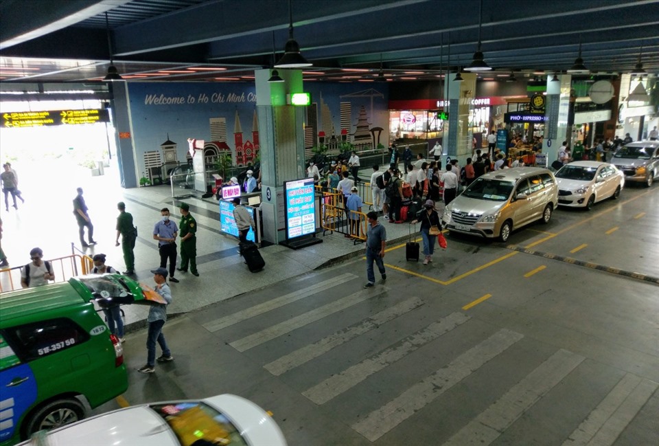 Hành khách khổ sở đón xe công nghệ ở sân bay Tân Sơn Nhất
