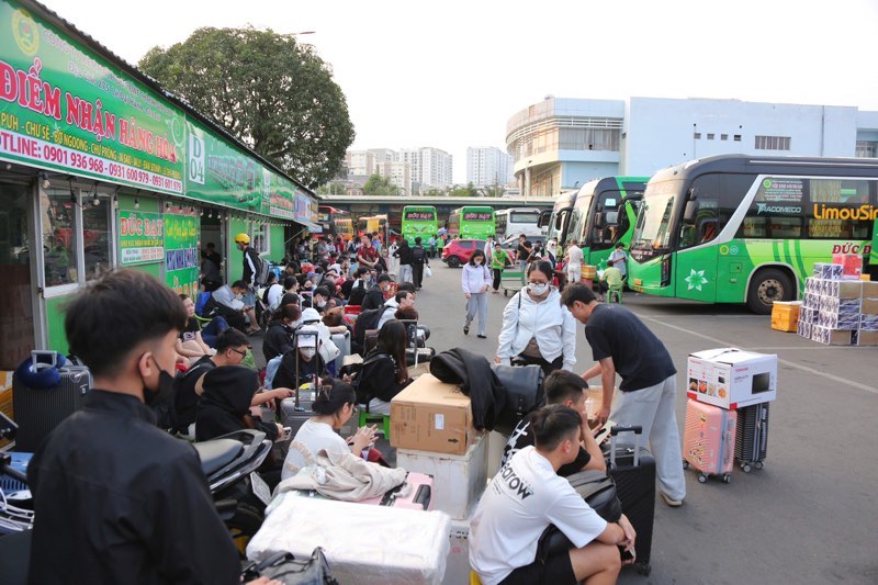 Bến xe, sân bay ở TPHCM tấp nập, người dân hối hả về quê đón Tết sớm